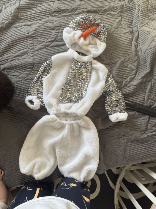 Продам костюм снеговика и зайца