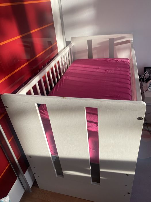 Patut bebe de lemn alb