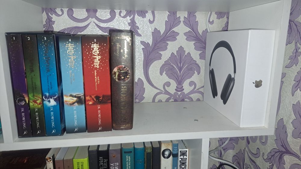 Книги и комиксы.