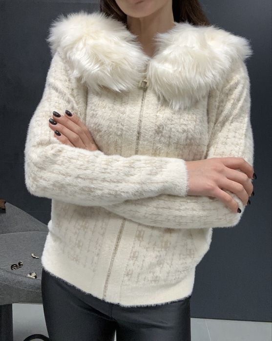 Къса Кашмирена жилетка с пухена яка