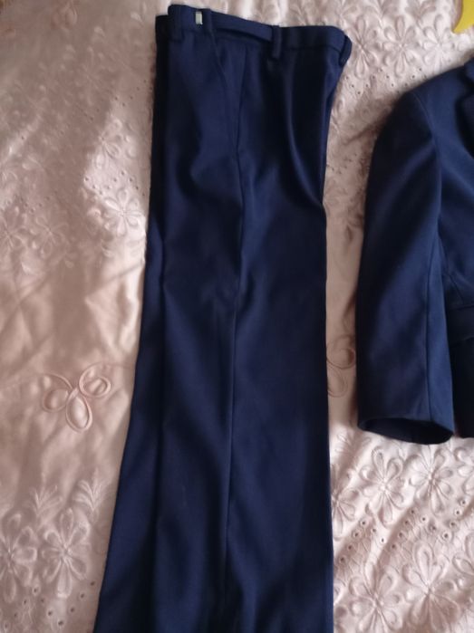 Продам школьный костюм