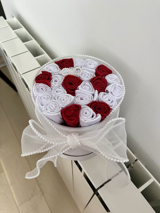 Букети от сатенени рози