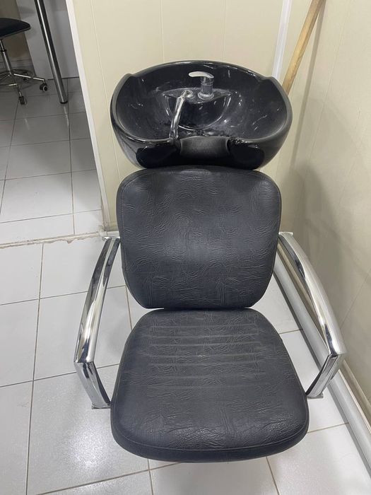 Салони жихозлари сотилади.