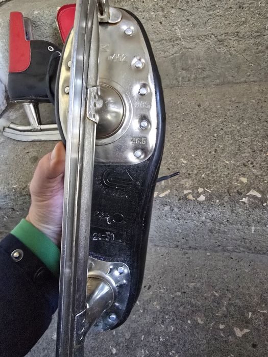 Стари ретро кожени кънки за лед