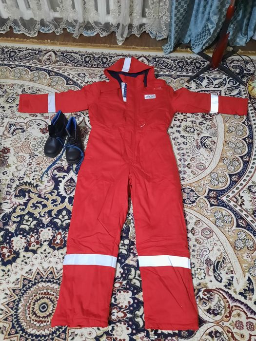 Спецодежда  продам 20000тн новая