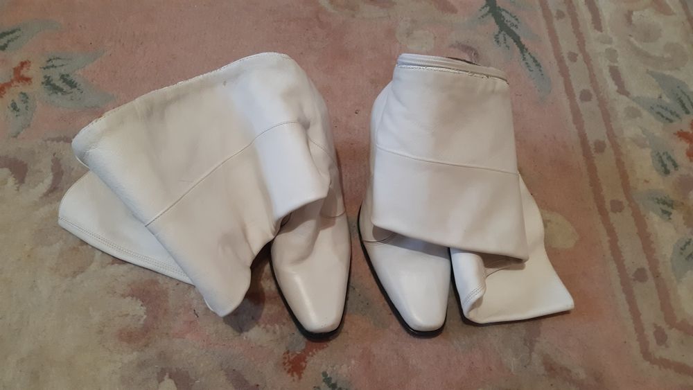 Cisme albe,peste genunchi din piele naturală, cu toc inalt.