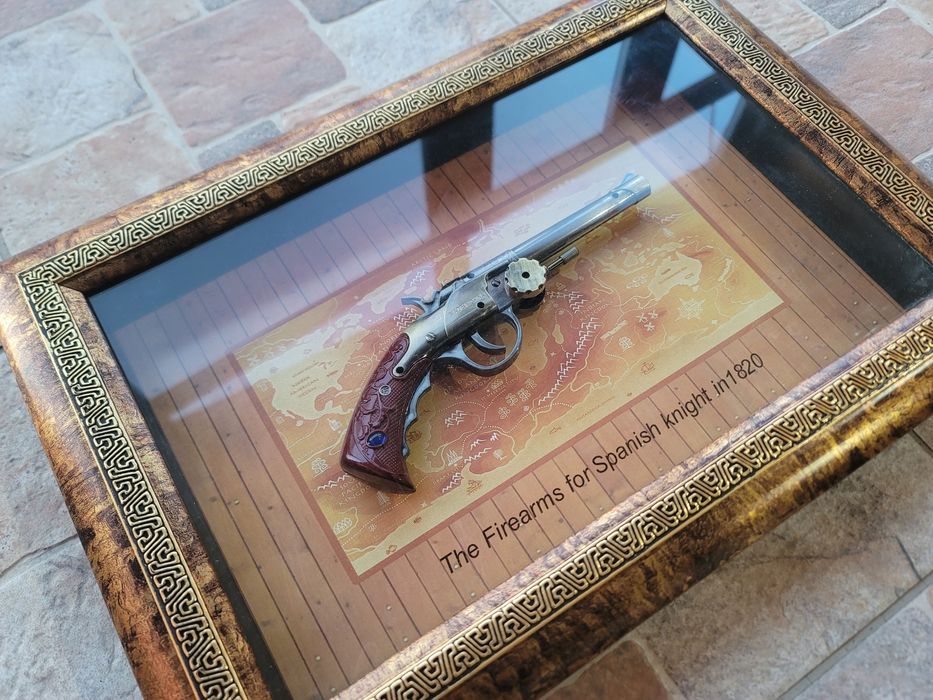 Tablou tip panoplie cu pistol decorativ