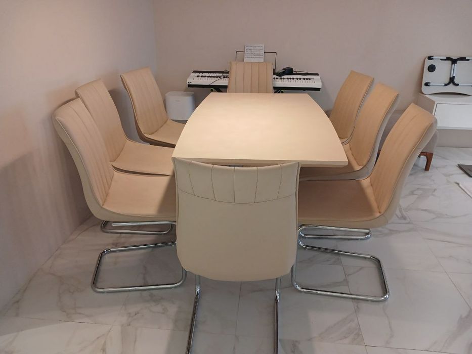 Стол со стульями для гостиной