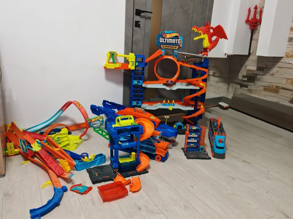 Mega Lot Hot Wheels: Ultimate Garage T-Rex, Piste, 14 Monster Trucks + 220 Mașinuțe