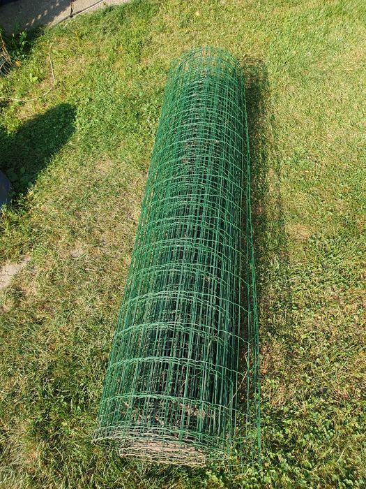 Plasă de sârmă sudată și plastifiată de culoare verde, cu dimensiunile de 180 cm înălțime și 18 m lungime. Gard sarma