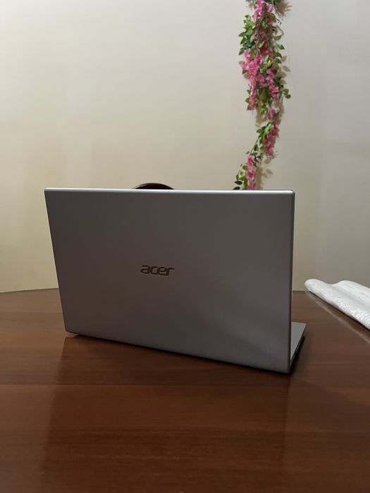 Notebook sotiladi.