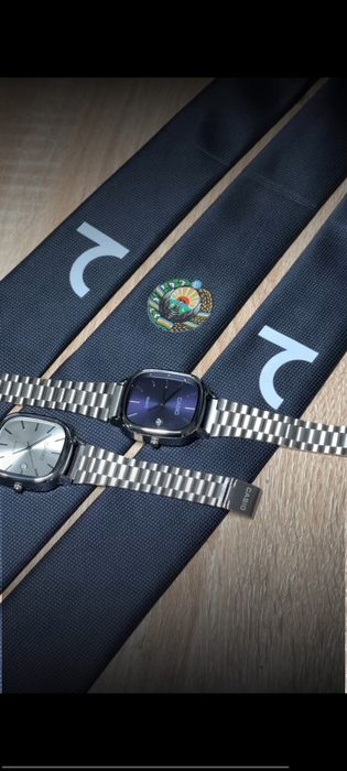 Klassic erkaklar galstugi va soat Casio

 Galstuk old tomonida Gerb va