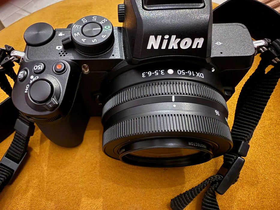 Nikon Z50 + obiectiv 16–50mm + blitz Godox – stare foarte bună