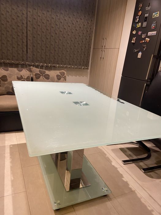 Стъклена кухненска маса