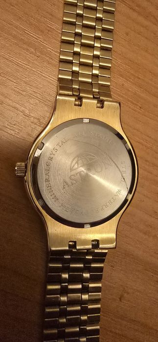 Acesta este un ceas Astron cuarț în tonuri de aur, cu un cadran albast