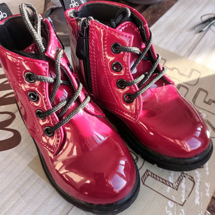 Продавам детски боти