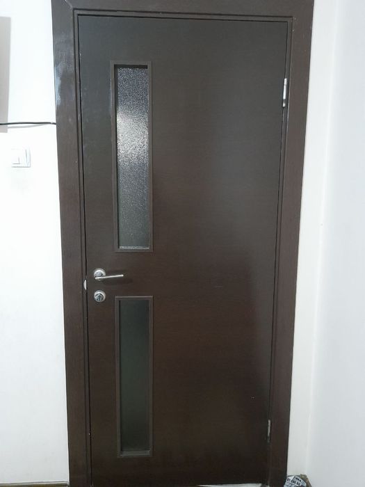 Uy xonalari uchun eshiklar.