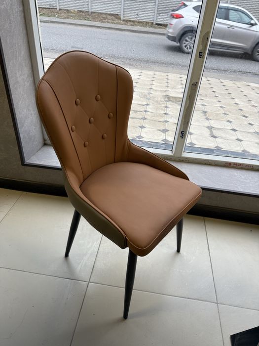 Стол и стулья для кафе