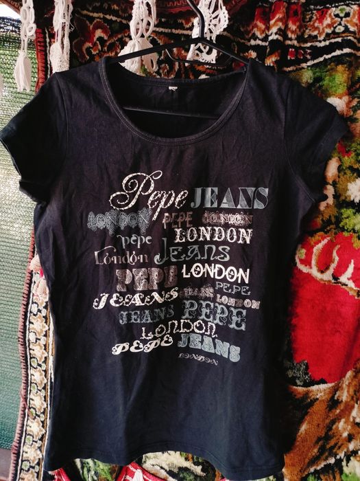 Tricou casual de damă Pepe Jeans London – Negru cu imprimeu text, Mărime M / L