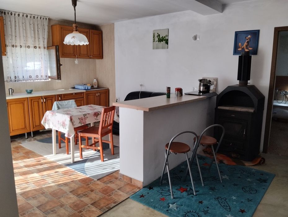 De închiriat pe termen lung: Apartament 2 camere la casă (46 mp) + terasă 20 mp & curte 200 mp | Zona Spital – Bicaz