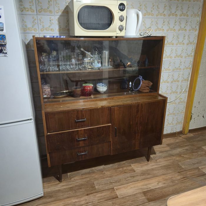 Сервант в хорошем состоянии