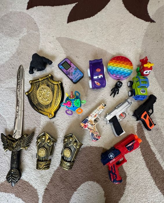 Продам игрушки разные машинки