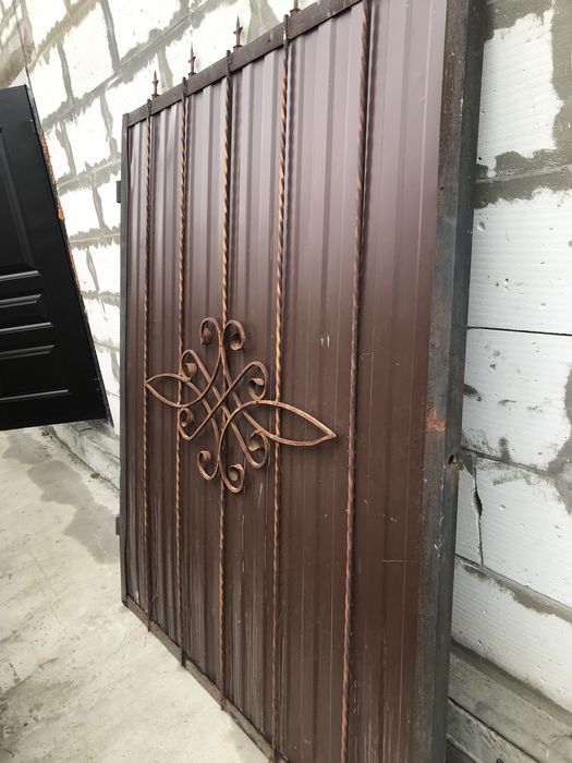 Продам ворота с калиткой со стойками б/у
