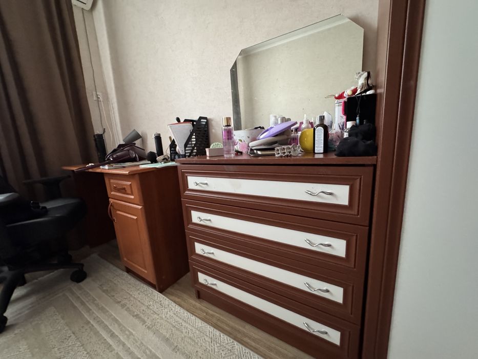 Спальная гарнитура и стол