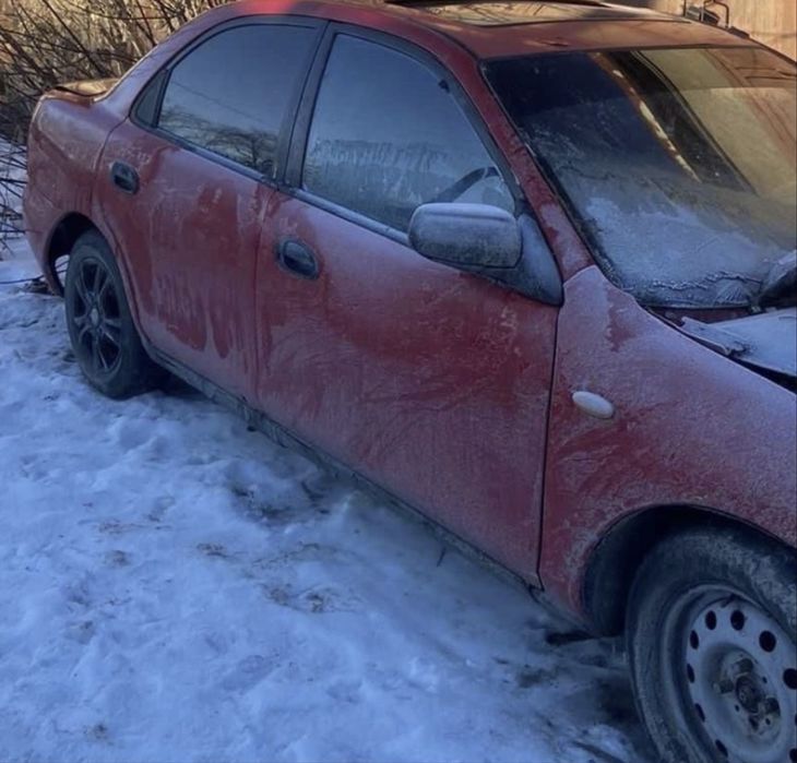 Продам мазду 323.