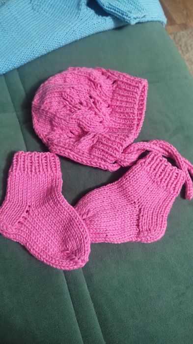 Продам вязаные детские вещи