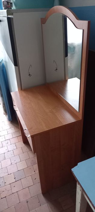 Стол женский с зеркалом