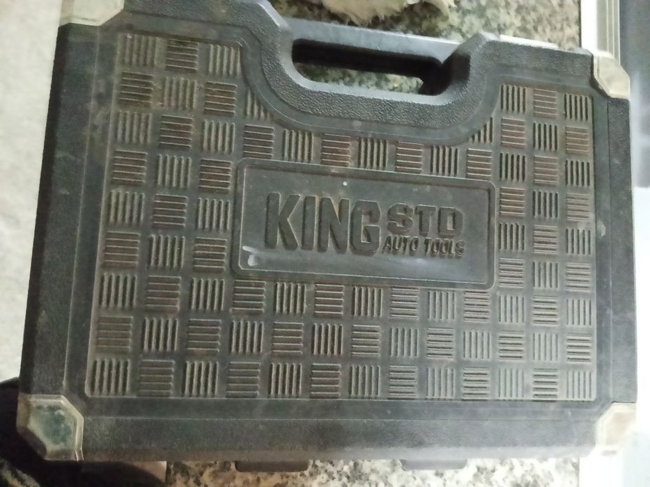 Домкрат и 2 набора инструментов.