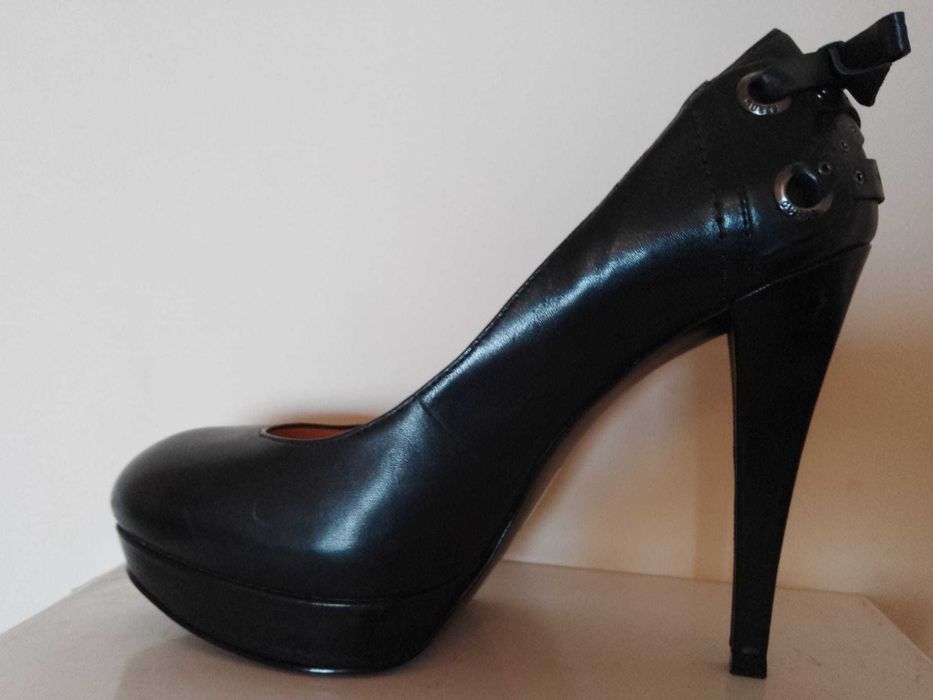 Pantofi superbi Guess originali din piele naturala, marimea 38!