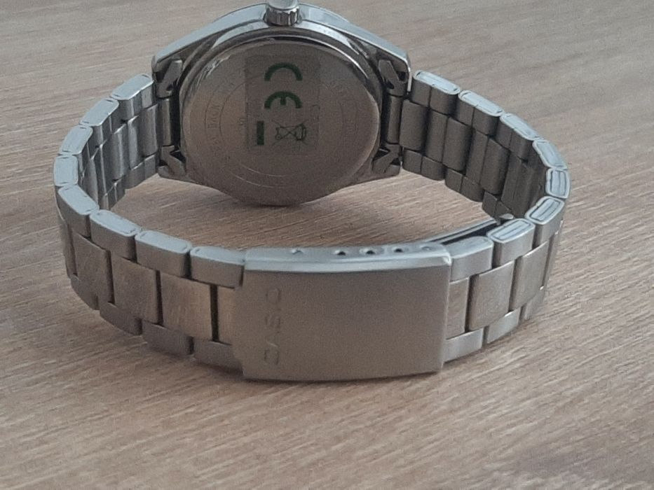 Ceas Casio Elegant Damă – Model Silver cu Ramă Zimțată (Tip Datejust)