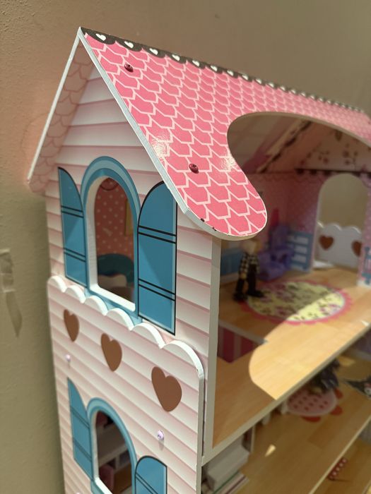 Детска дървена къща за кукли  Размера е приблизително  64 x 80 x 31 cm