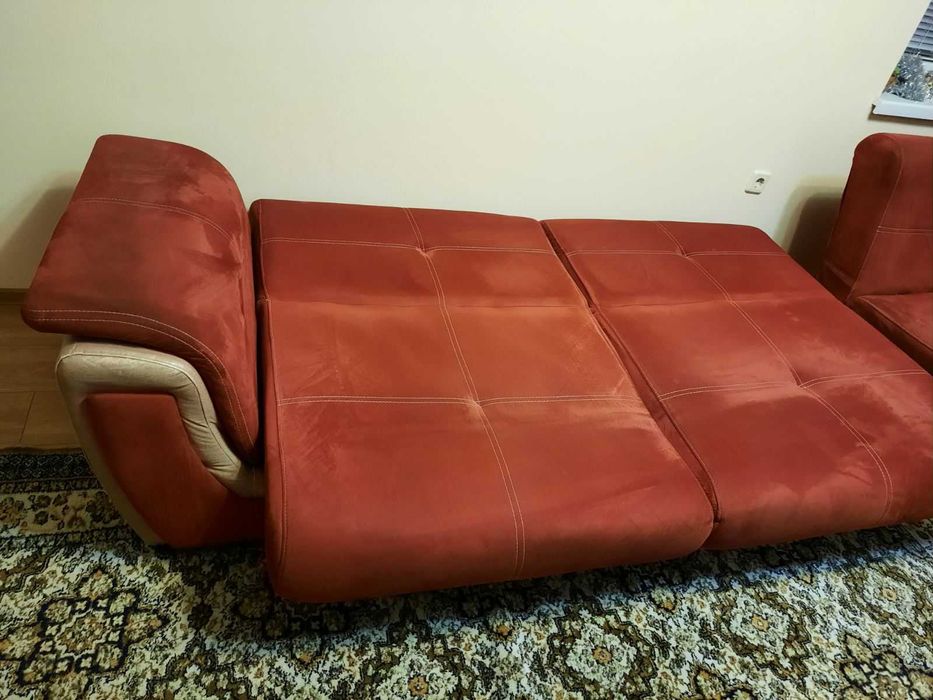 Ъглов диван в керемидено червено с функция сън и ракла