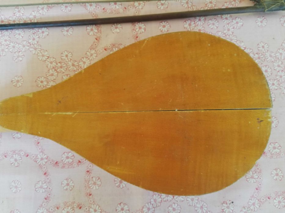 стара мандолина и лък музикален инструмент