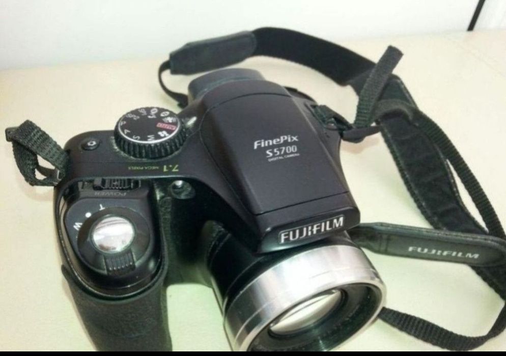 camera foto Fujifilm 5700 funcțională, stare buna

Vand Fujifilm Finep