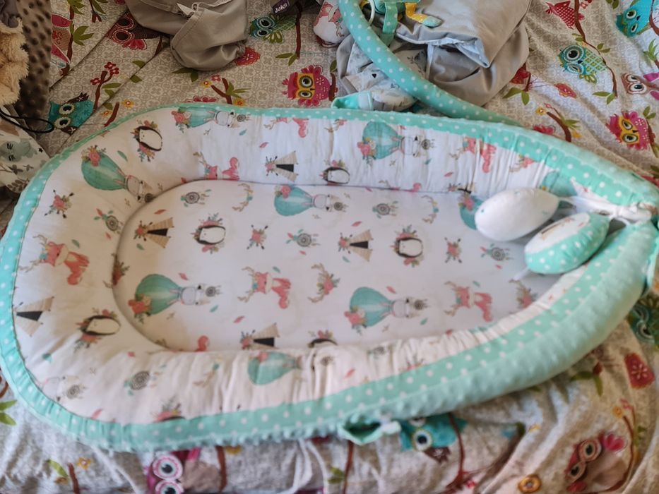 Babynest happyluna perna si arcada cu jucarii
