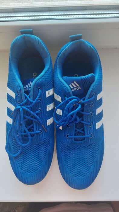 Спортивные кроссовки