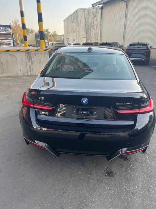 BMW i3 35L 2025 yil