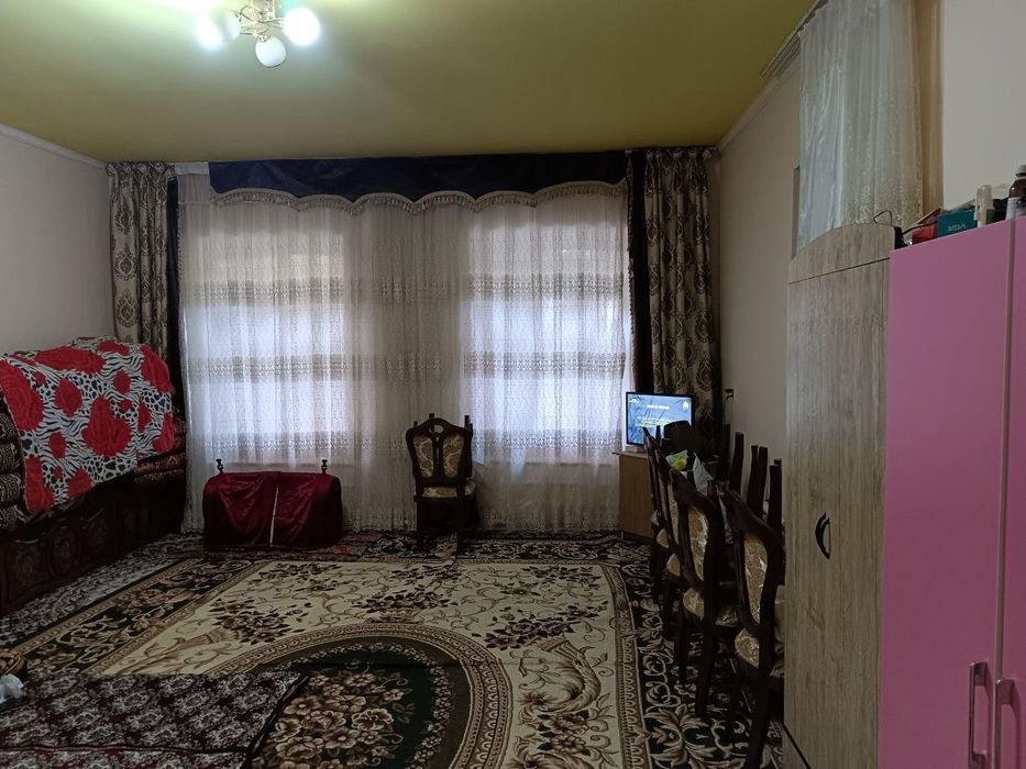 Sergili uzumzor mahallada  uchaska sotiladi.