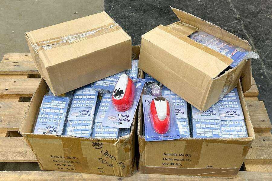 Продавам 400 броя щанци за хартия с мотиви – марка Marianne Hobby