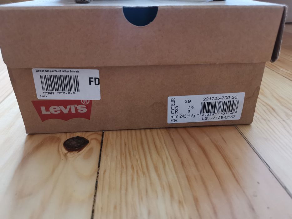 Сандали LEVI'S на ток 39#