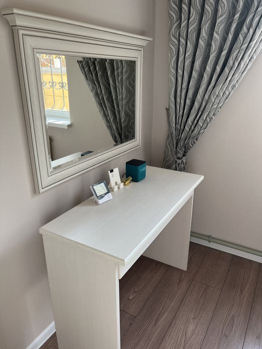 Туалетный стол с зеркалом