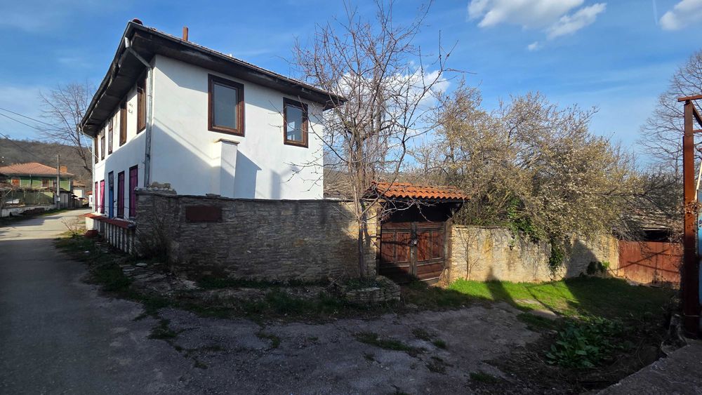 Продавам двуетажна Къща