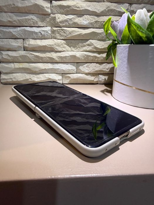 Motorola razr50, 256 GB, неразличима от нова.