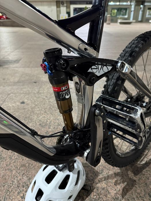 Vând Trek Slash 9, model 2014, mărime M, cu roți de 26”