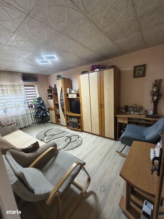 Vând apartament 3 camere zona piata