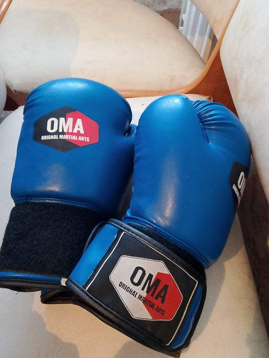 Продам боксерски шлем за 5000 и перчатки  1500
